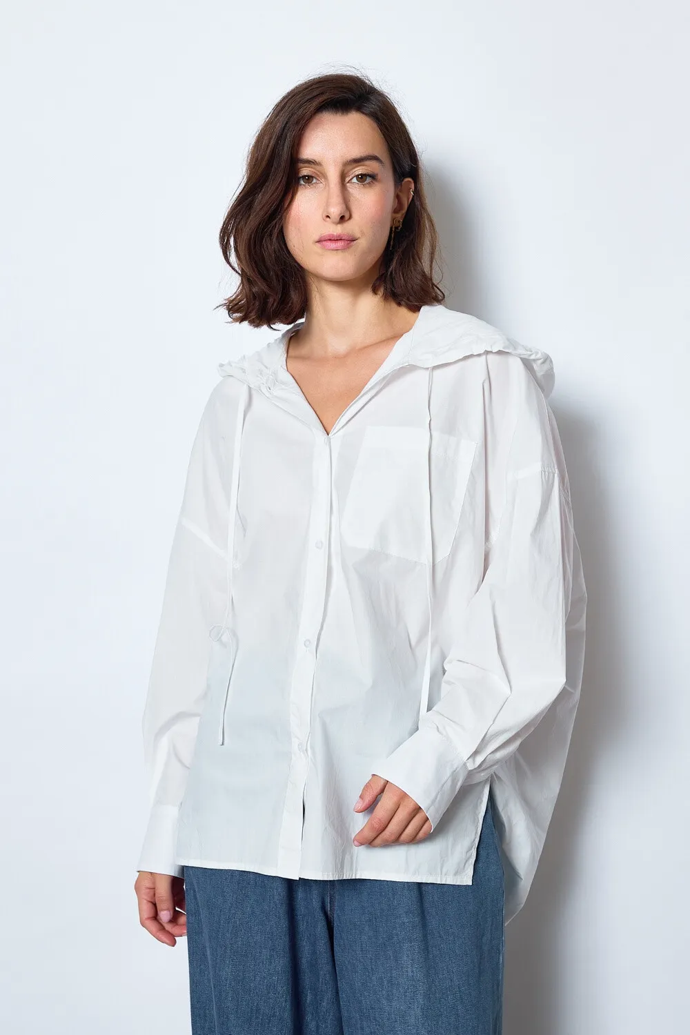 Leichtes Kapuzenshirt interpretiert ein zeitloses Basic